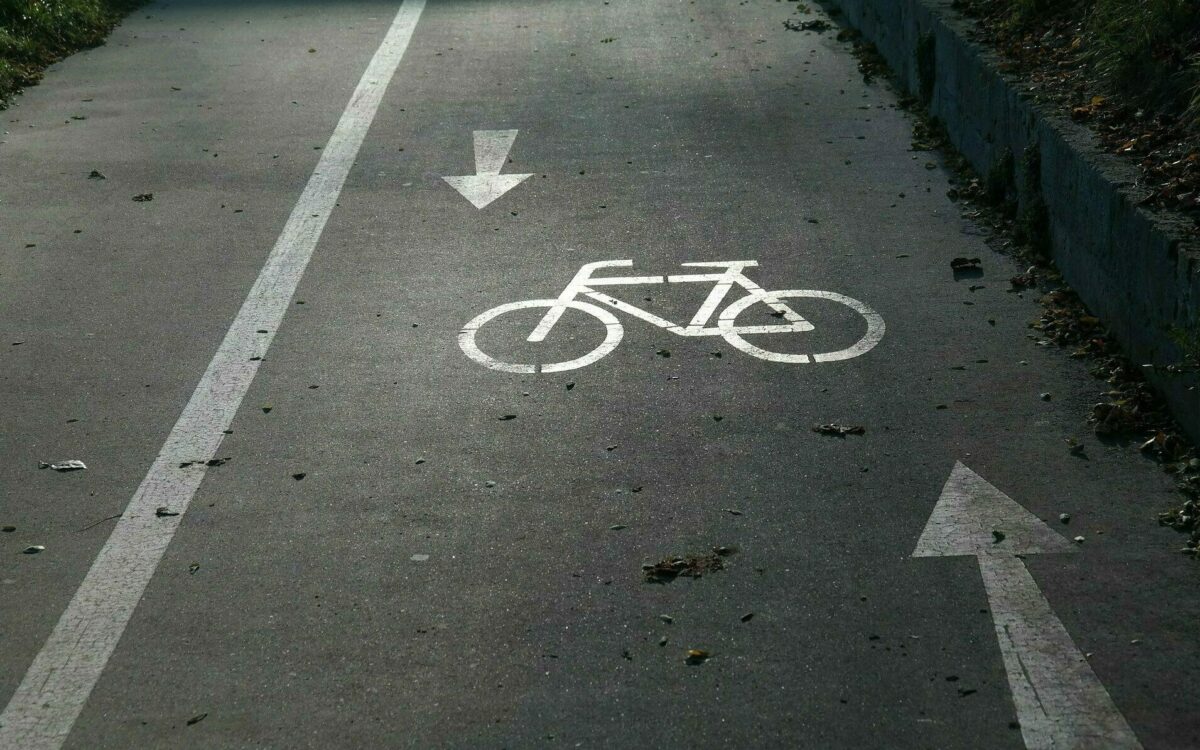 Ein Radweg mit Richtungspfeilen Ein Radweg mit Richtungspfeilen